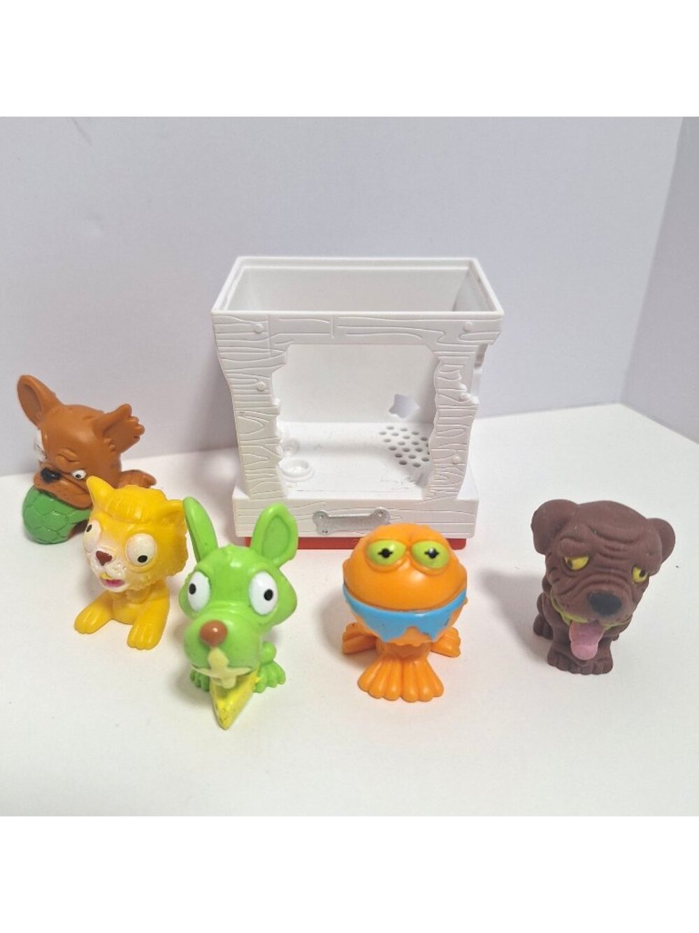 Ugglys Pet Shop Mini Figures Collection Dog House